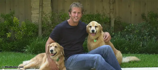 Mike_Modano_with_his_dogs.jpg