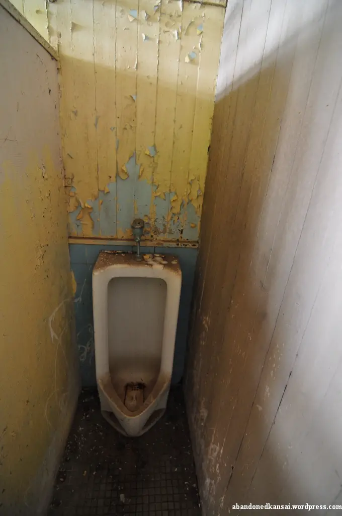 old-toilet.jpg