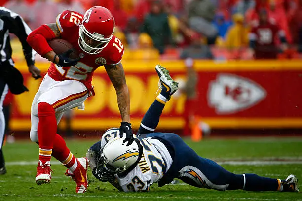 albert-wilson-of-the-kansas-city-chiefs-avoids-the-tackle-of-steve-picture-id501235540