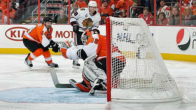 kane_patrick_hawks_scores_vs_flyers_060910_672x380.jpg