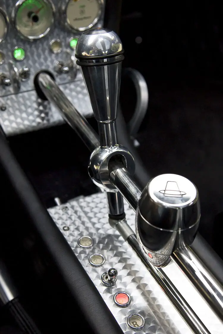 2009-spyker-c8-aileron-center-console.jpg