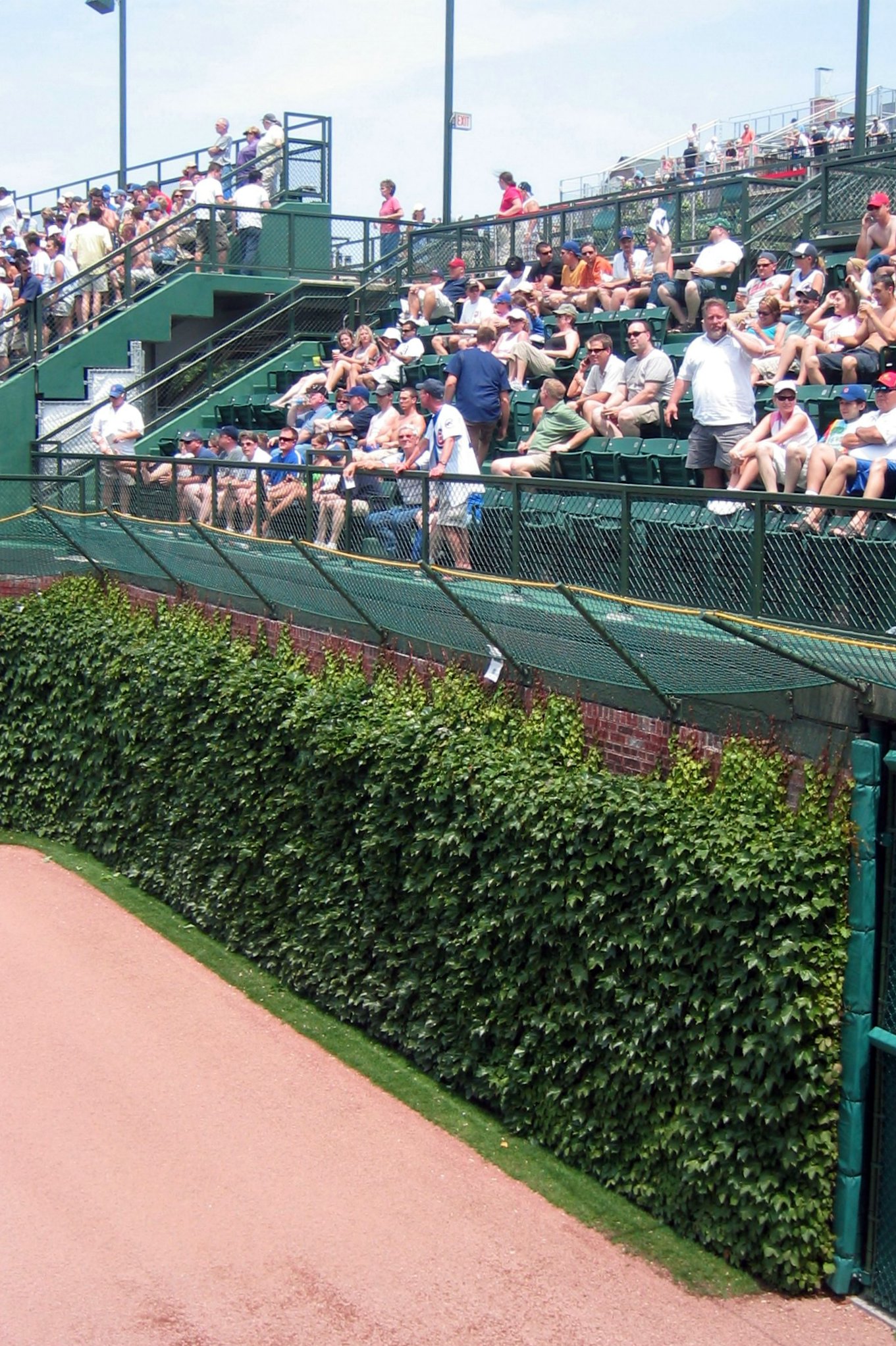 Wrigley_Field-Right_Field_Ivy_and_Bleachers.jpg