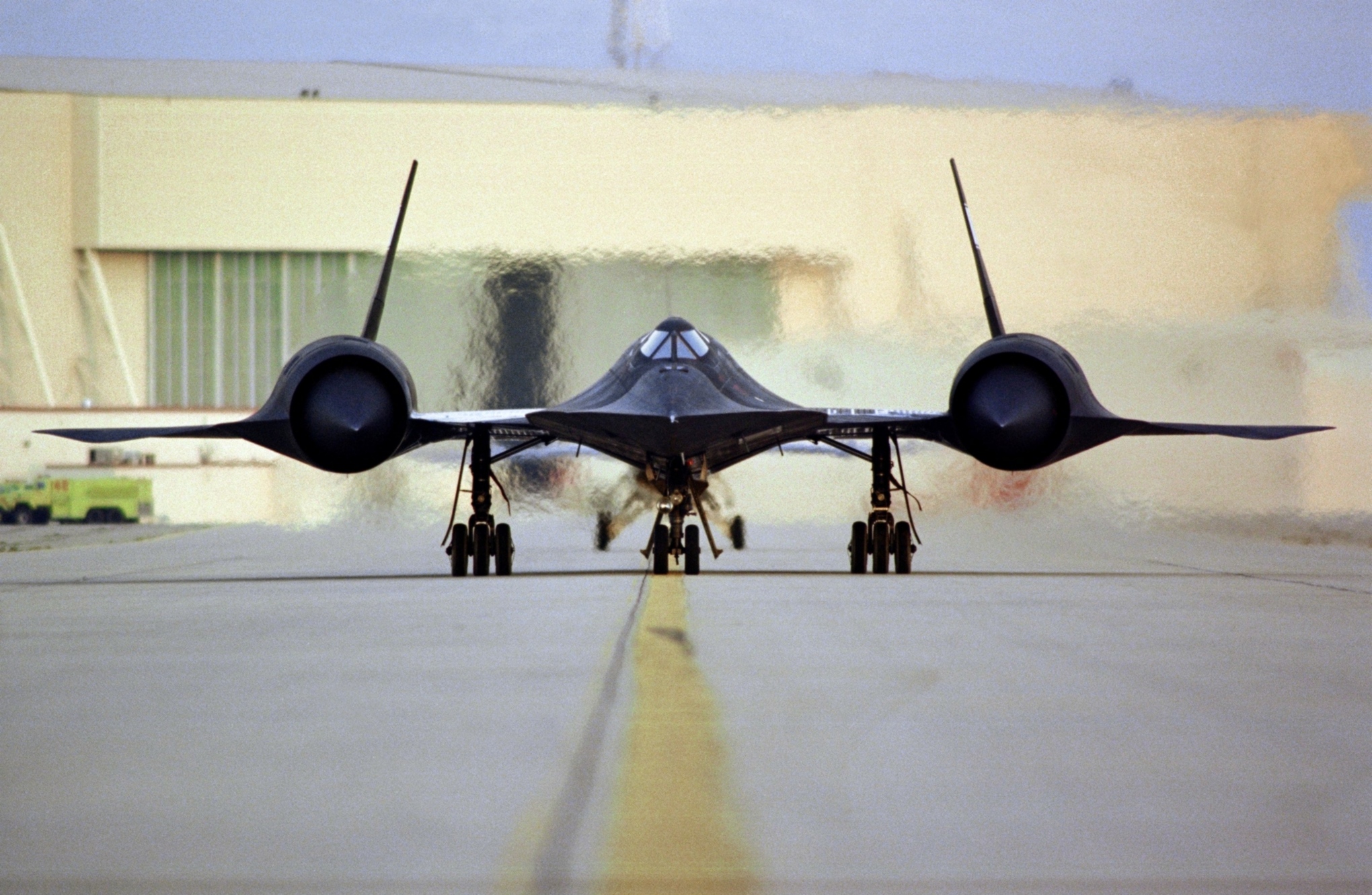 SR-71A_head-on_NASA_Dryden_1995.jpg