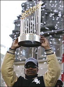 _40961358_soxparade220300.jpg