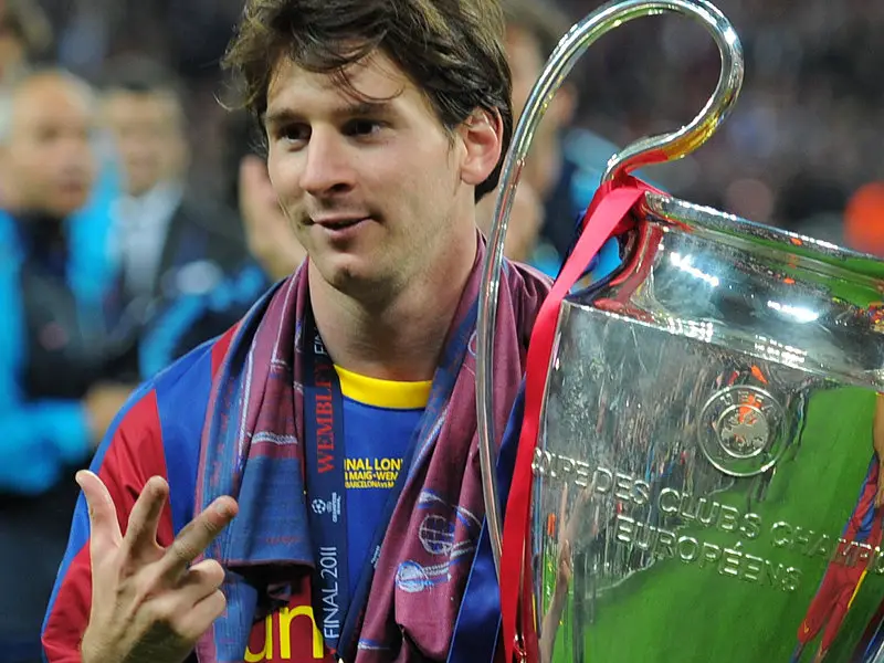 Lionel-Messi-Trophy-Barcelona-Champions-League.jpg