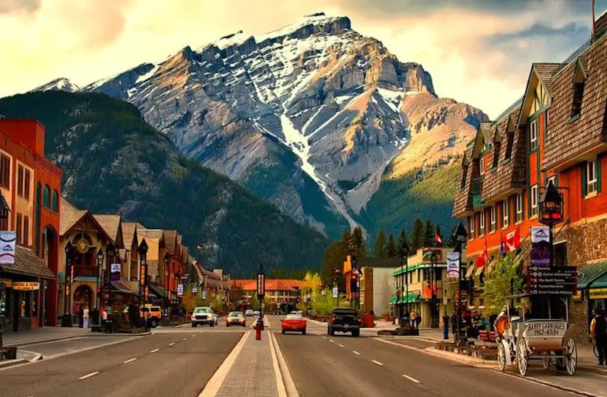 Banff-Avenue-%E2%80%93-the-Heart-of-the-Beautiful-Town-in-Canada1-880x575.jpg